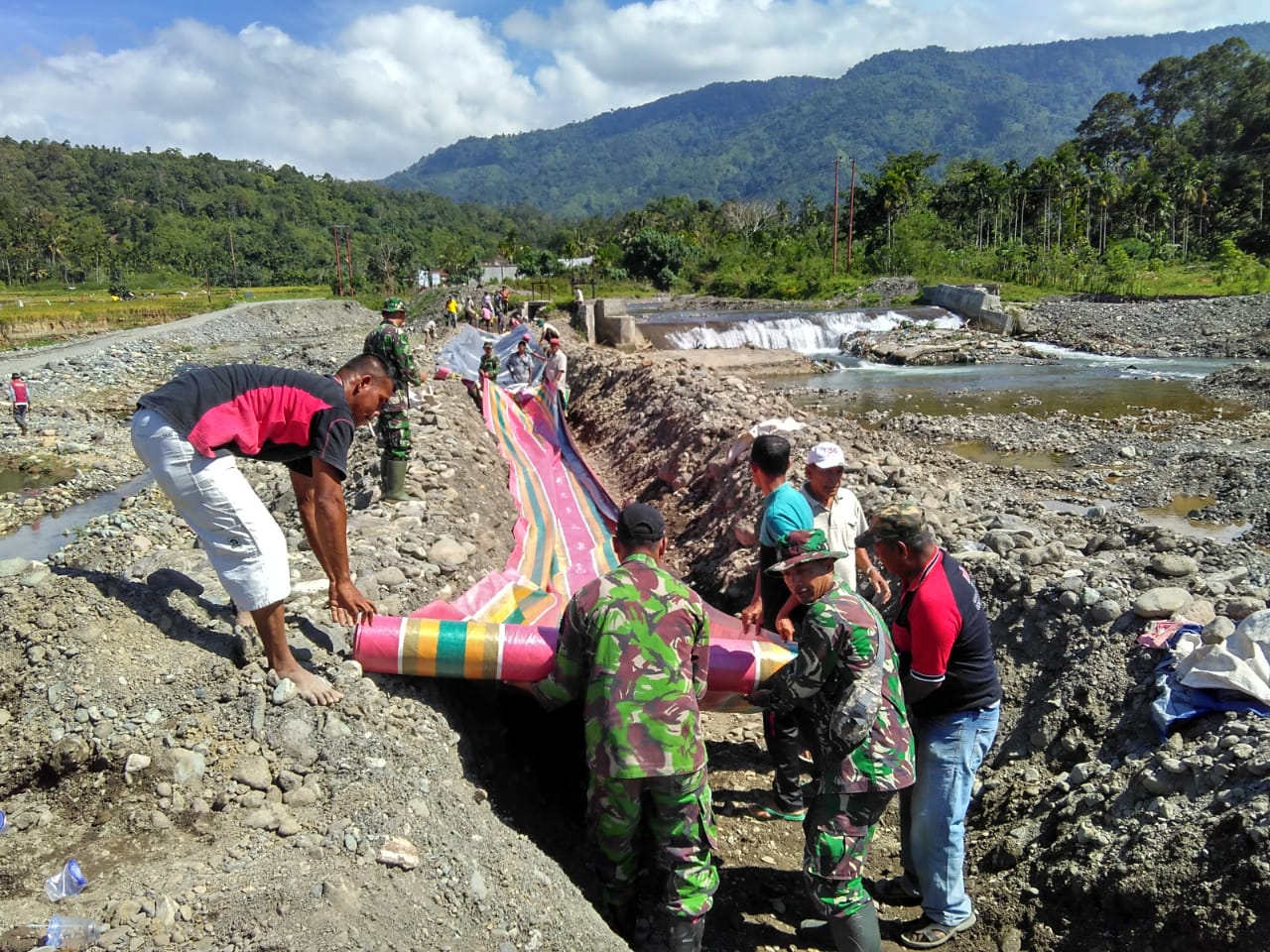 Babinsa Koramil 16/ Tangse Bersama Masyarakat Bergotong Royong Bangun Saluran Irigasi