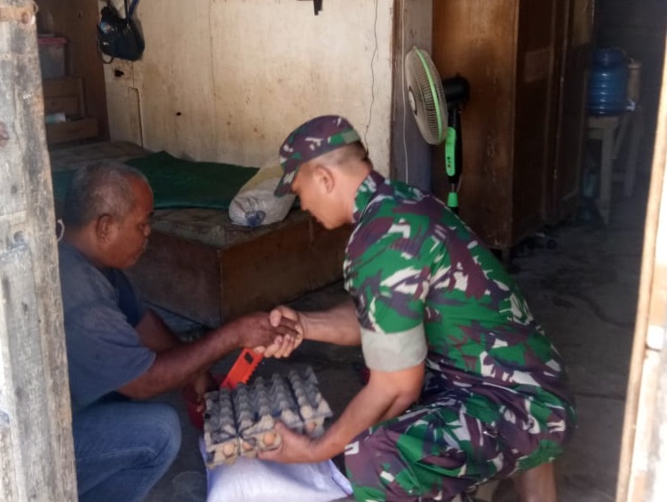 Sertu Budi Sisihkan Rezeki untuk Fakir Miskin
