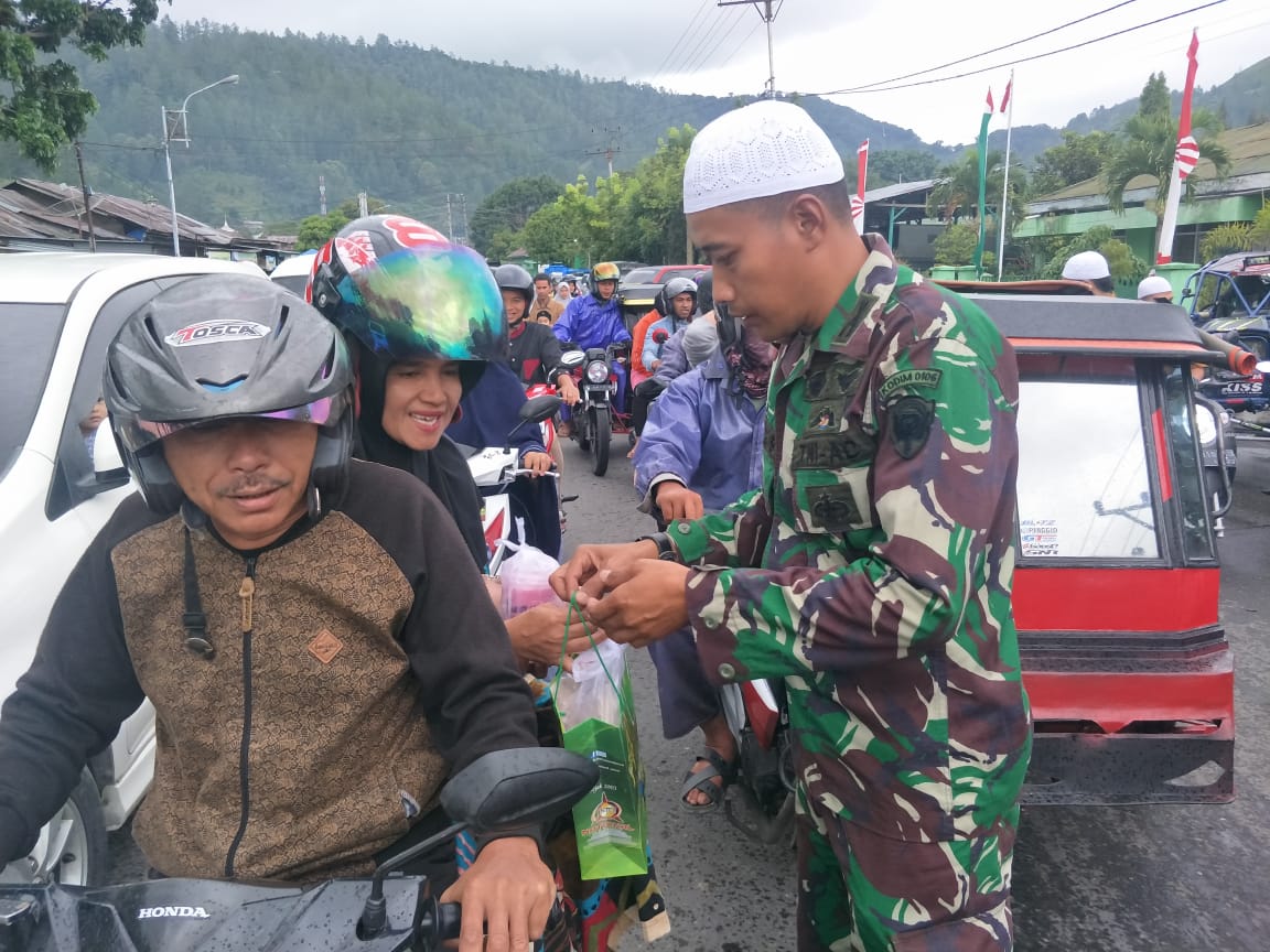 TNI Bagikan Takjil Ke Masyarakat