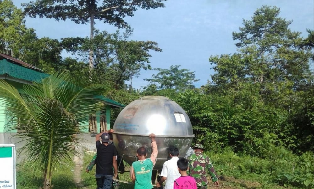 Babinsa Kodim 0115/SML Bantu Warga Bersihkan Mushollah