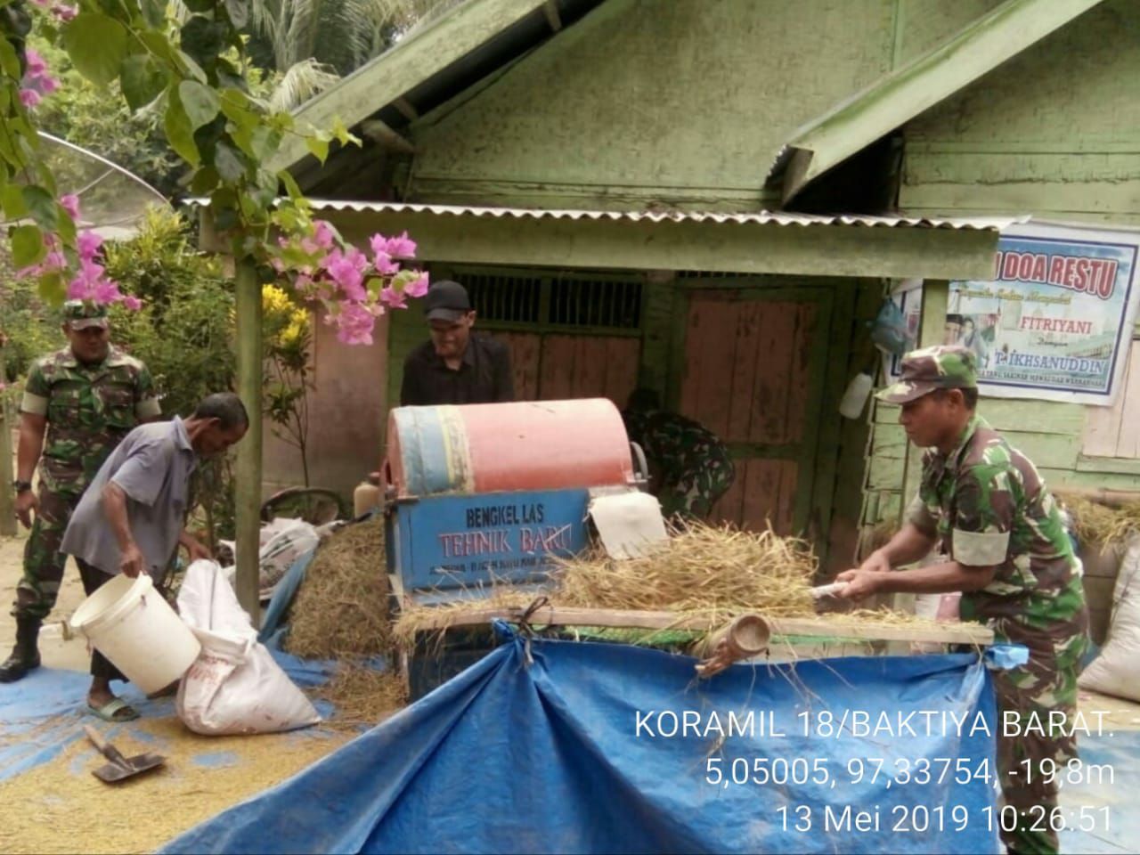 Babinsa Koramil 18/Bkb Bantu Petani Giling Padi