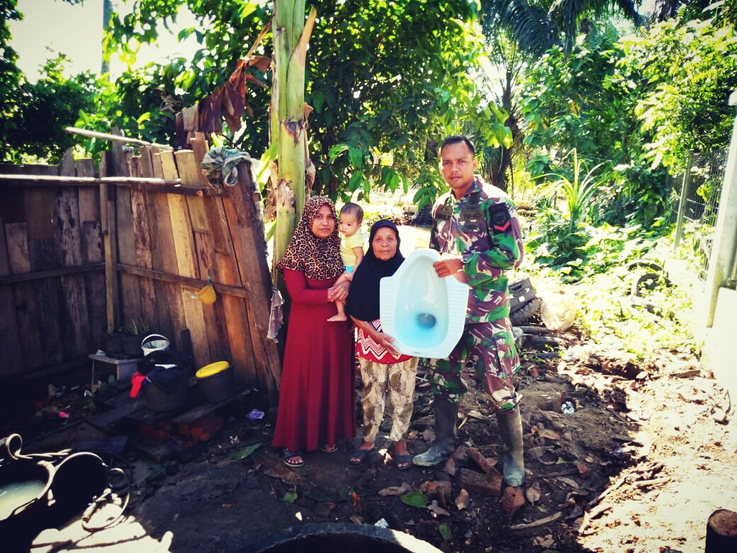 Kopda Ismail Buat Jamban Untuk Masyarakat