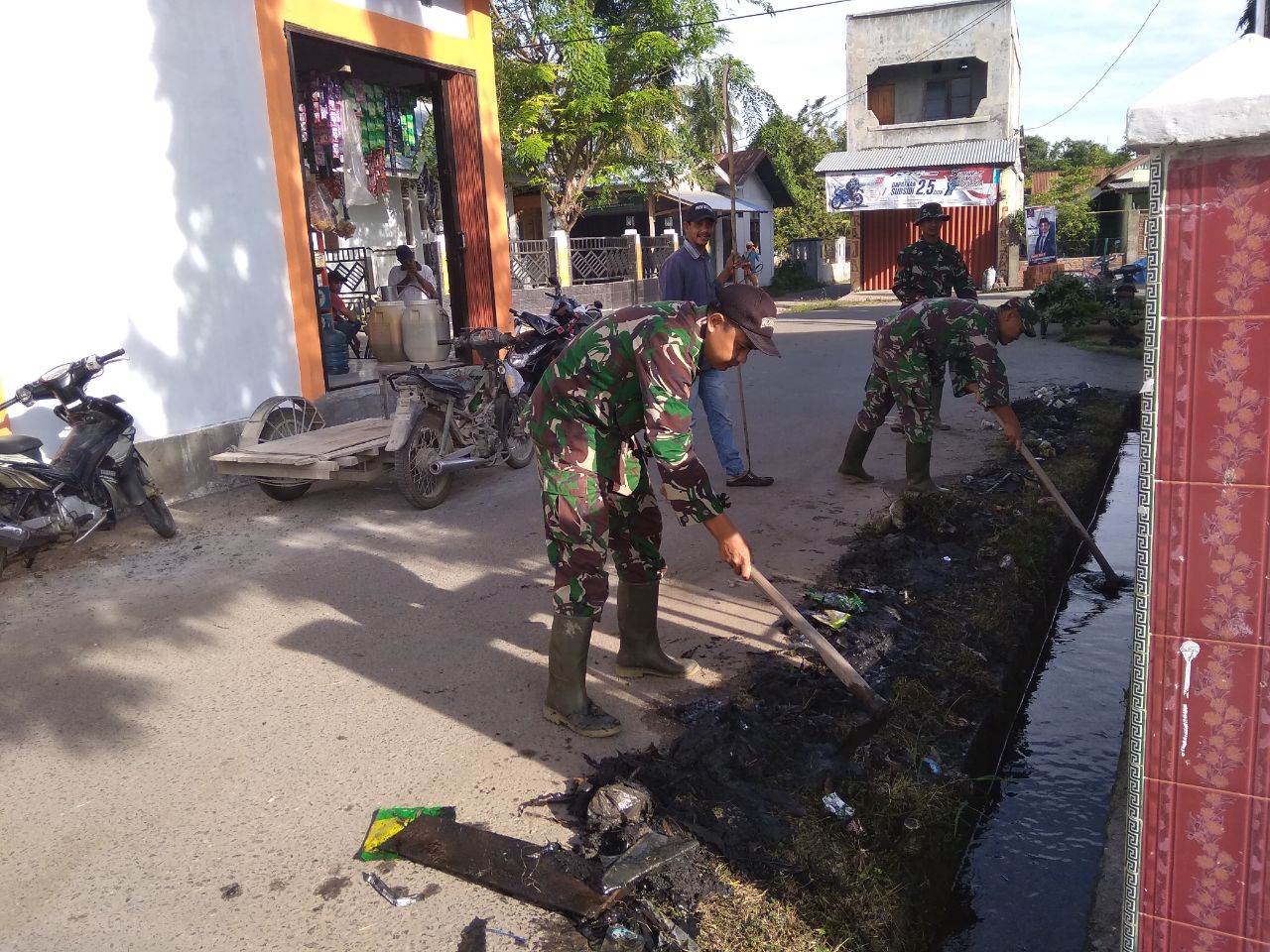 Babinsa Koramil 02/Samalanga Bersama Masayarakat Gotong Royong Bersihkan Parit