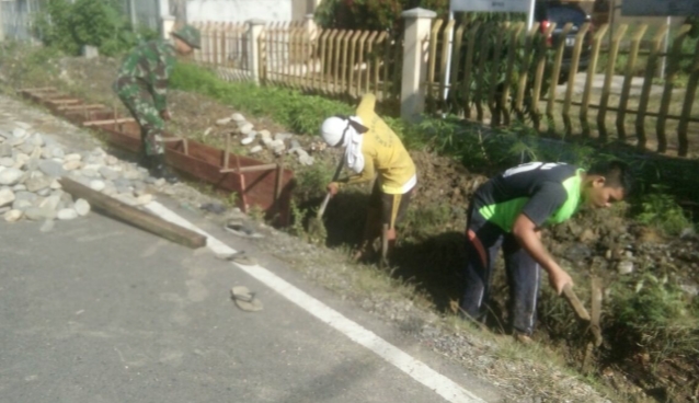 Babinsa Bantu Warga Buat Pembangunan Parit