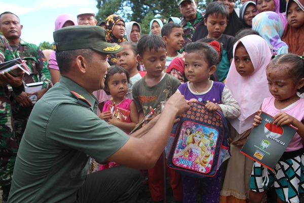 Dandim 0116 Berikan Perlengkapan Sekolah Kepada Anak-Anak Transmigrasi