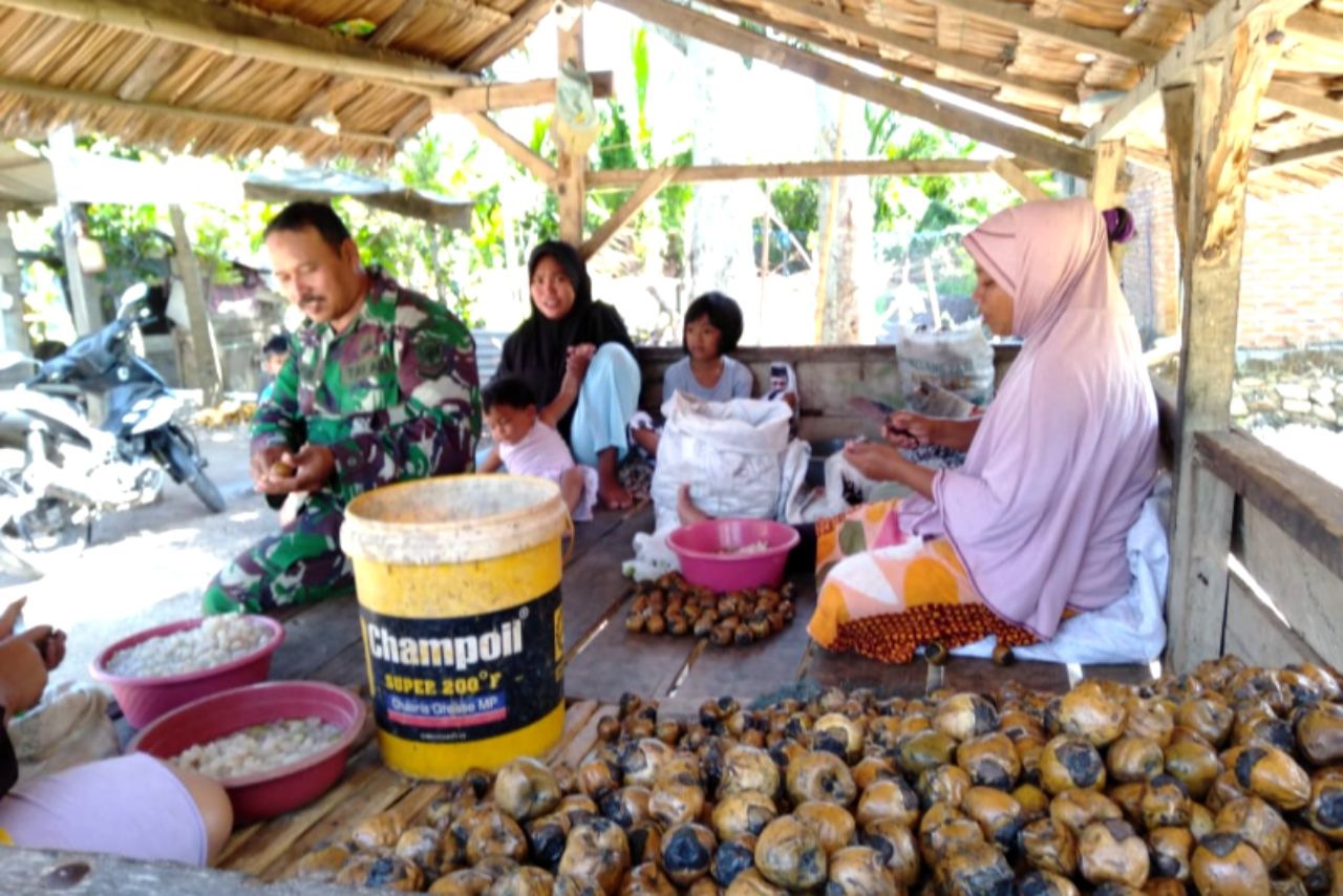 Babinsa Desa Data Makmur Bantu Masyarakat Mengolah Kolang Kaling