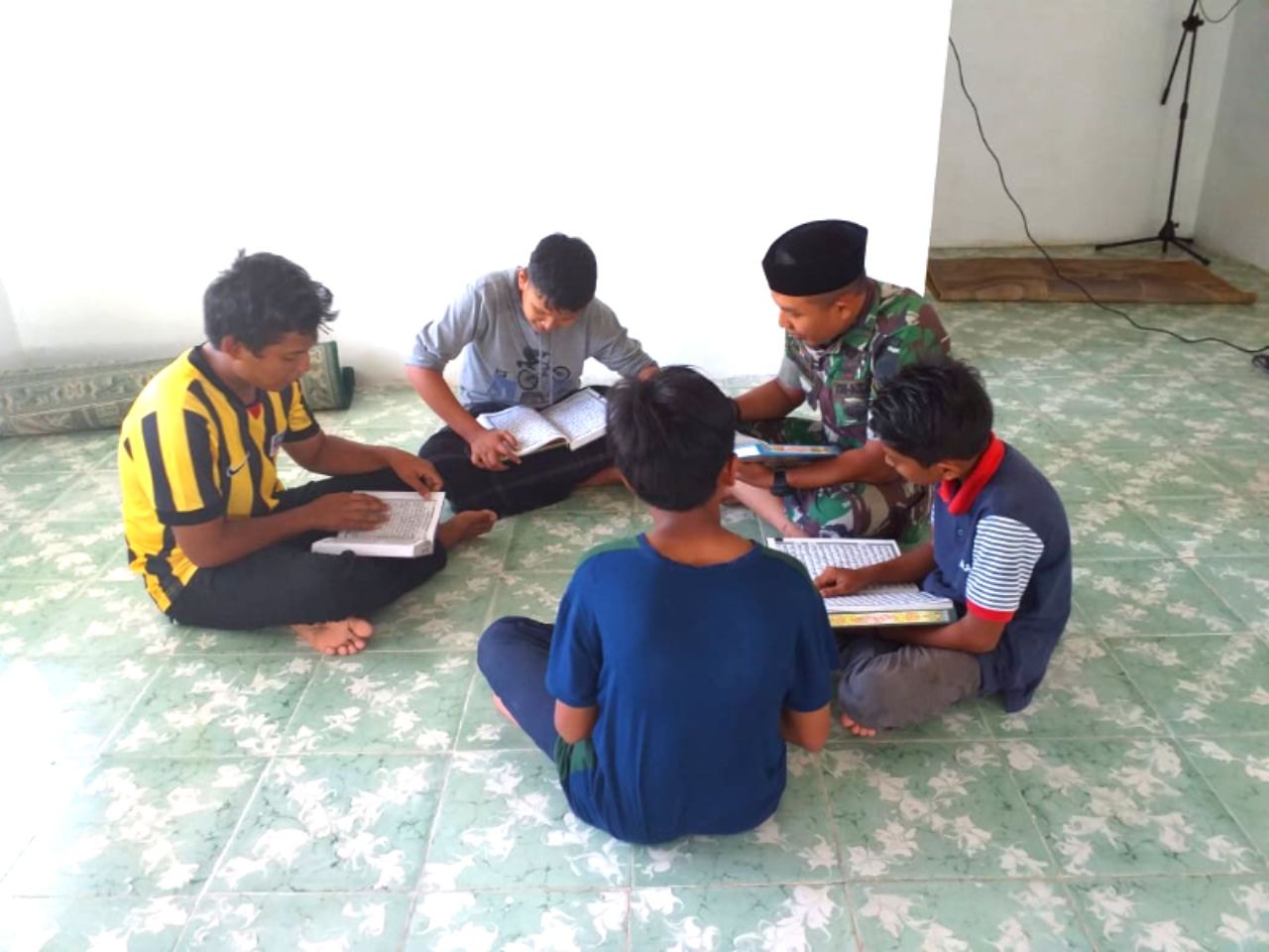 Di Bulan Ramadhan, Babinsa Ini Aktif Ajari Remaja Desa Huruf Hijaiyah dan Ngaji Al-Qur’an