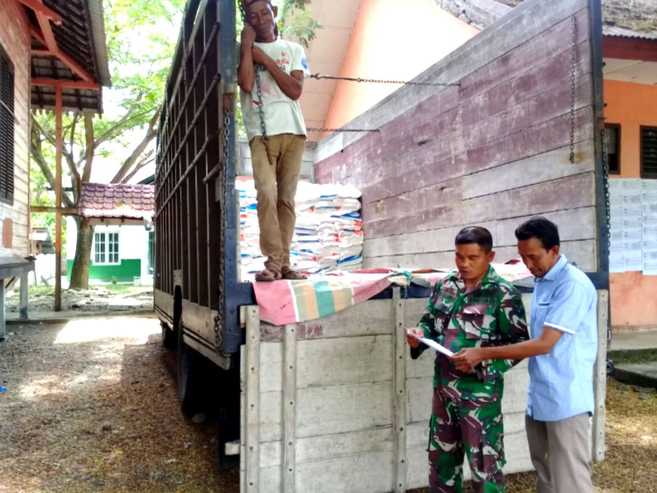 Babinsa Koramil 01/Seulimeum Selalu Siap Kawal Ditribusi Bansos Rastra