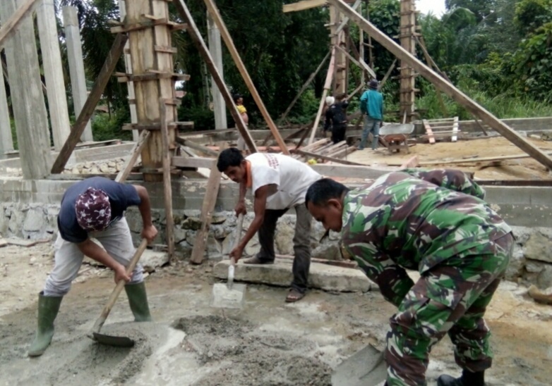 Babinsa 01 Simpang Kiri Bantu Pembangunan Pondasi Mushola
