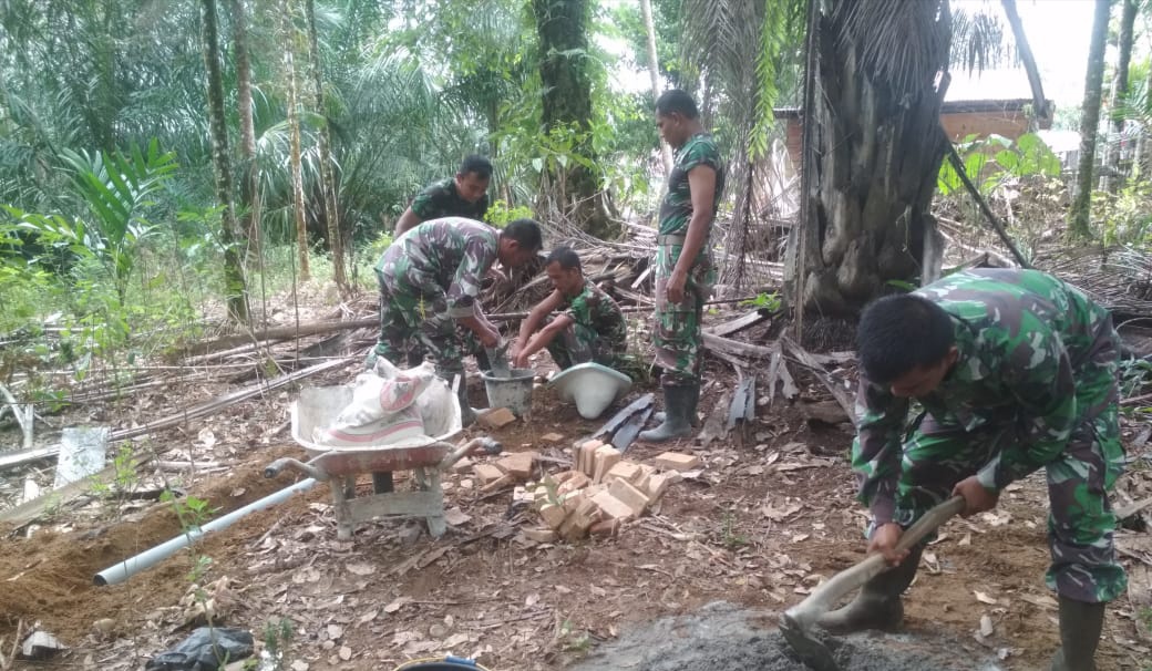 Wujud Kepedulian Terhadap Masyarakat, Babinsa Bangun Jamban di Wilayah Binaan