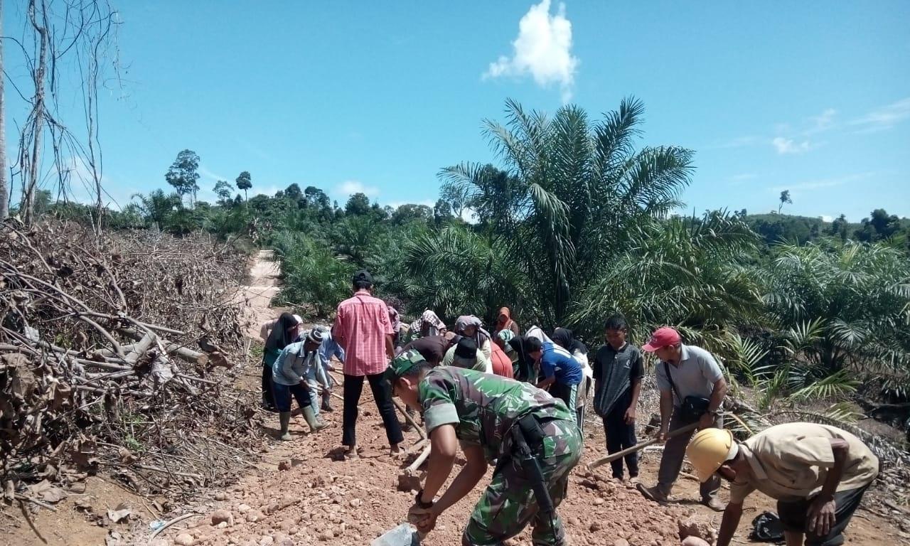 Babinsa Koramil 04/Sultan Daulat Bersama Warga Timbun Jalan