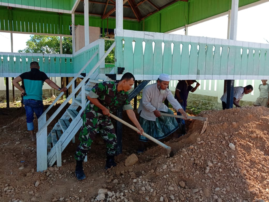 Sambut Bulan Ramadhan, Babinsa Lageun dan Warga Bersihkan Mesjid