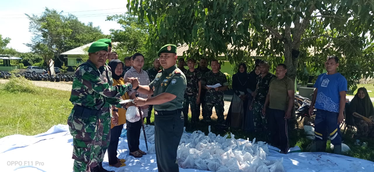 Dansecaba Rindam IM Bagikan Daging Meugang Kepada Prajurit