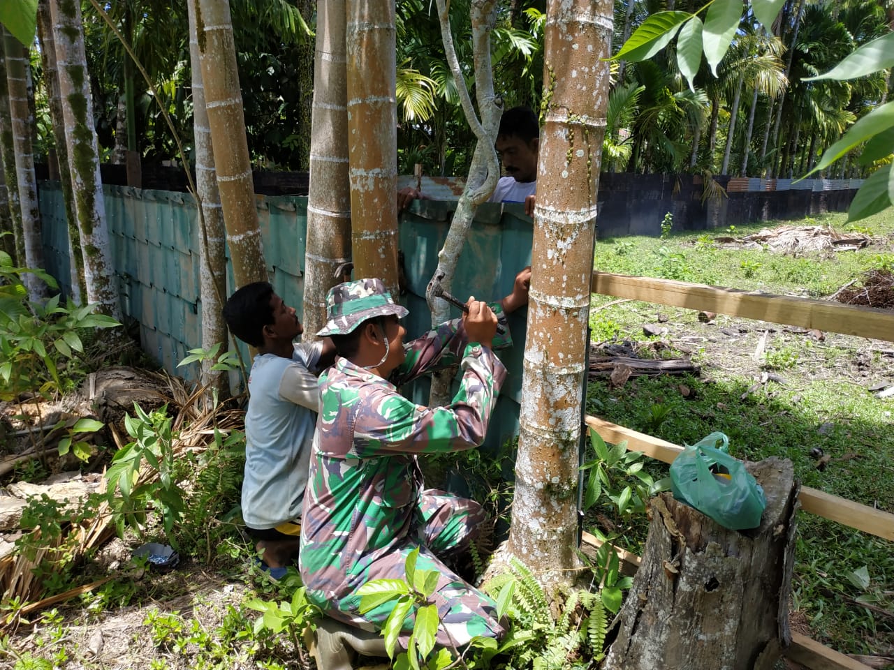 Kopda Faurun Bantu Warga Pasang Pagar Kebun
