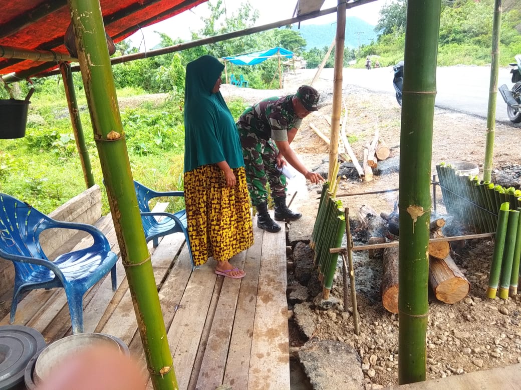 Serda Dedi Bantu Ibu Penjual Lemang