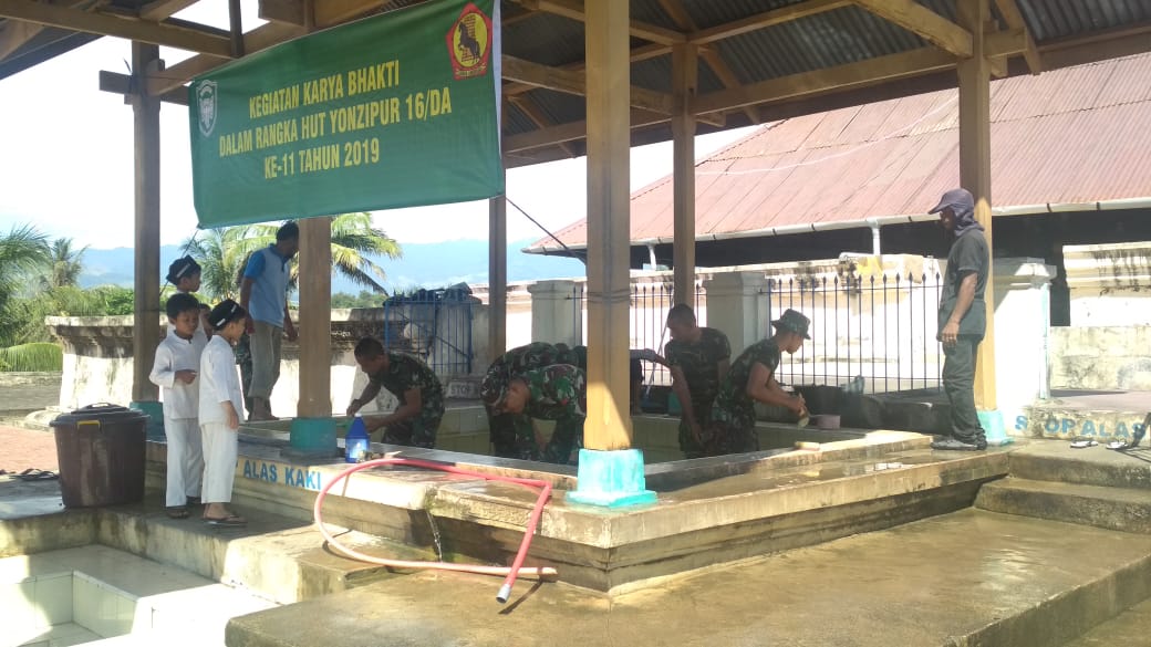 Prajurit Yonzipur 16 Bersama Masyarakat Bersihkan Masjid Tuha Indrapuri