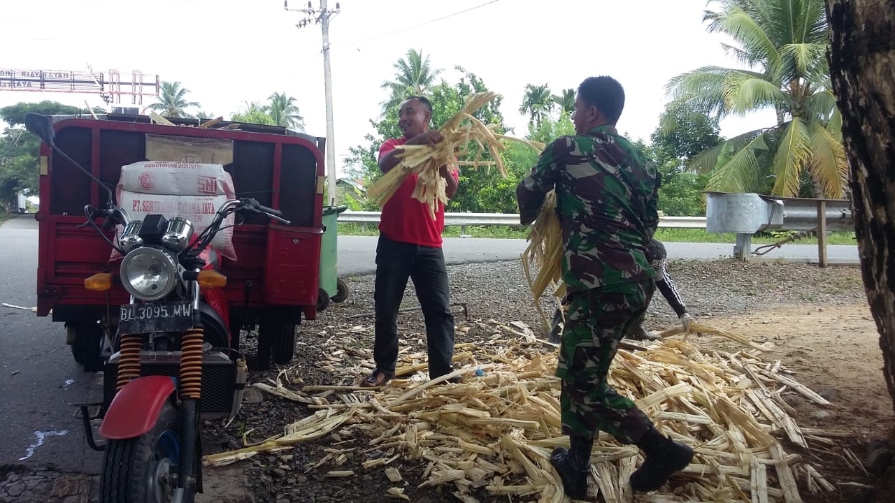 Serda Mirza Bantu Bersihkan Sampah