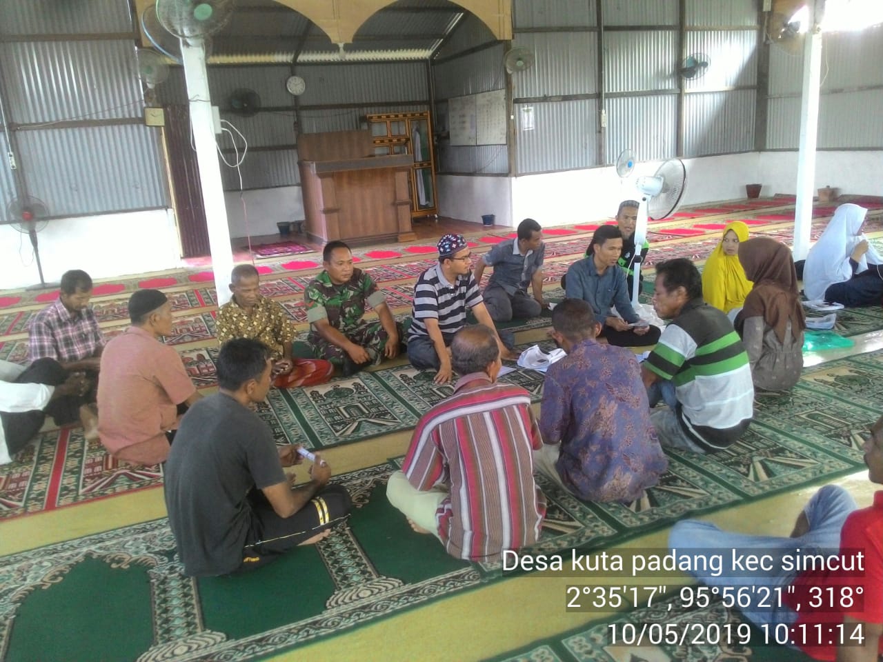 Babinsa Bersama Aparatur Desa Membantu Anak Yatim Serta Janda