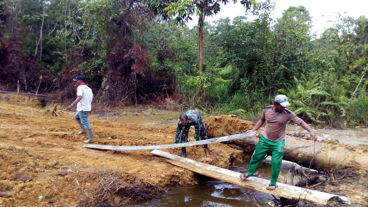 Babinsa Bahu Membahu Bergotong Royong Bangun Jembatan
