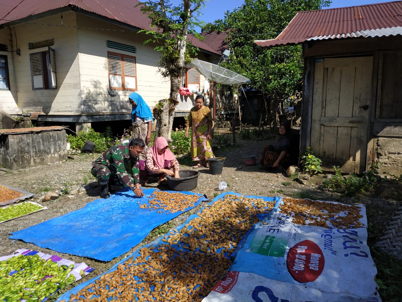 Serda Ilham Tambunan Bantu Warga Jemur Belimbing