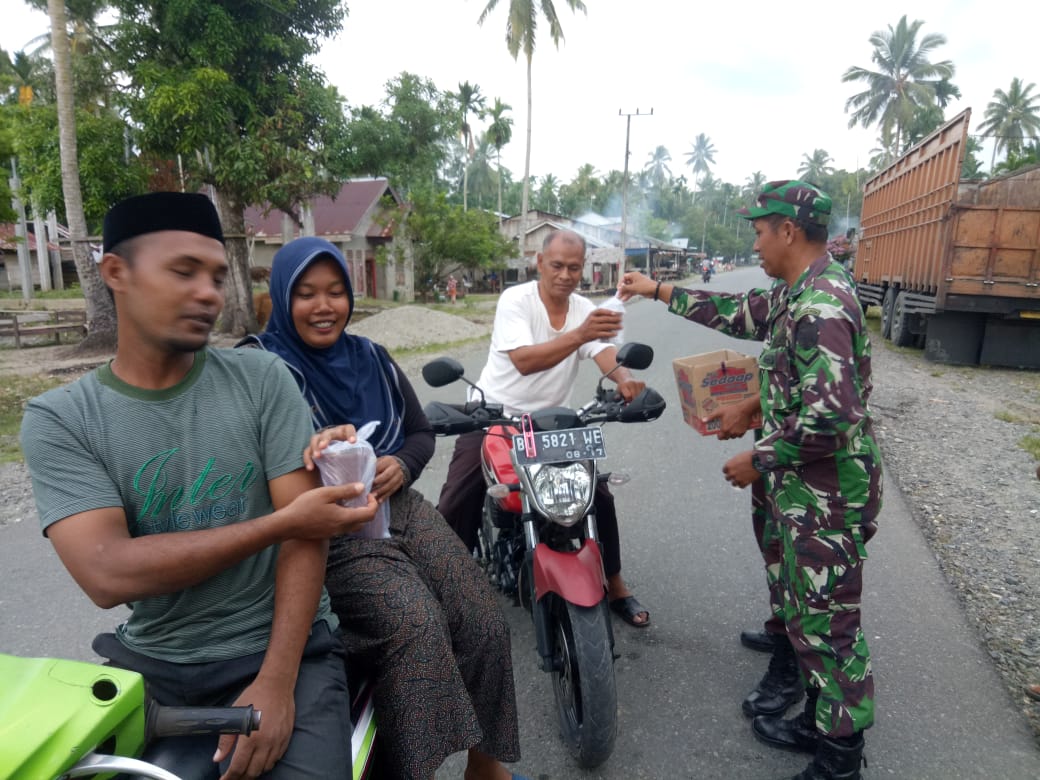 Kodim Aceh Jaya Bagikan Takjil untuk Warga