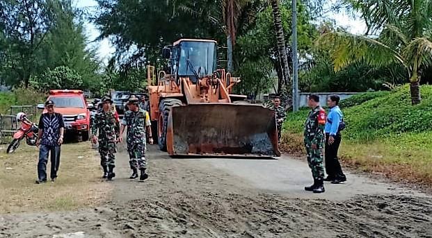 Dandim 0105/Abar Bersama Danrem 012/TU Tinjau Lokasi Tanggul yang Jebol