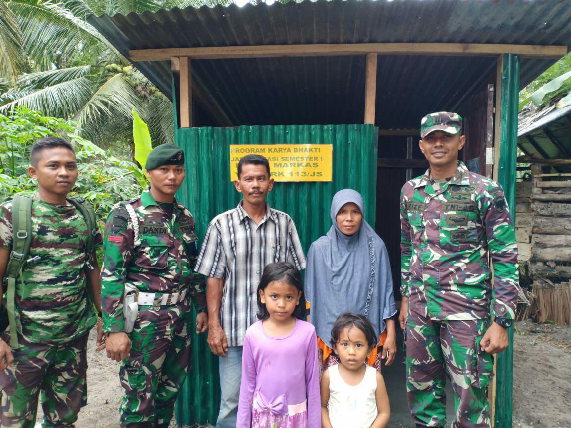 Yonif RK 113/JS Beri Bantuan Pembuatan Jamban Kepada Masyarakat Kurang Mampu