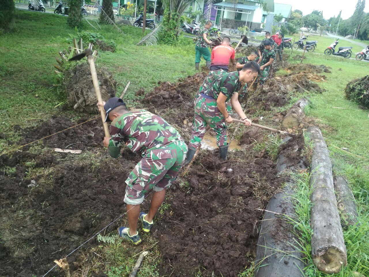 Antisipasi Banjir Prajurit Kompi Bantuan Yonif 116/GS Gotong Royong Buat Parit