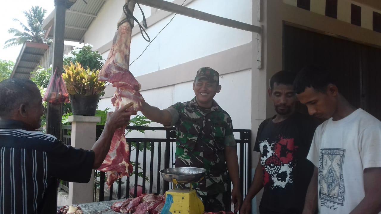 Jelang Idul Fitri, Babinsa Pantau Persediaan Daging di Pasar