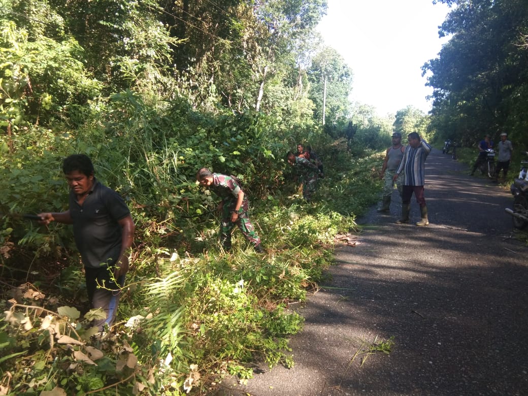 Jumat Bersih, TNI dan Masyarakat Bersihkan Jalan