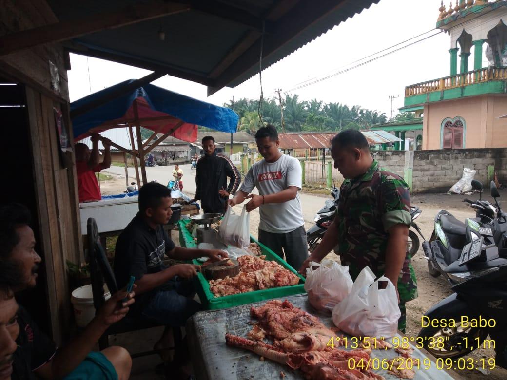 Jelang Hari Raya, Babinsa Koramil 05/Thu Pantau Harga Daging Sapi