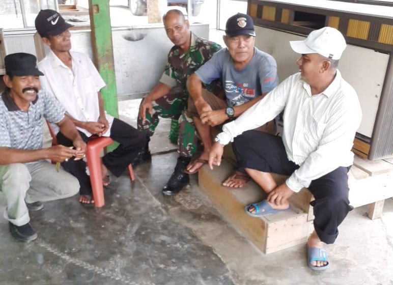 Jaga Keamanan Desa, Babinsa 06/Mpy Komsos Dengan Masyarakat