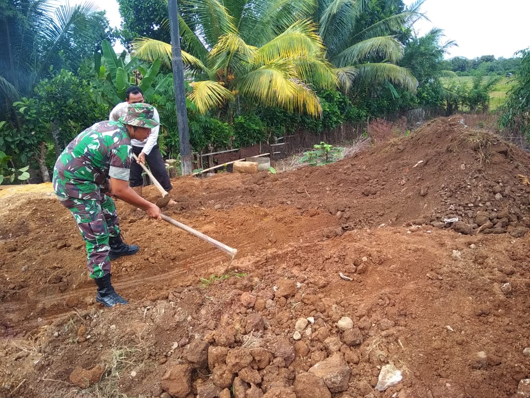 Babinsa Lamno Bantu Warga Ratakan Tanah