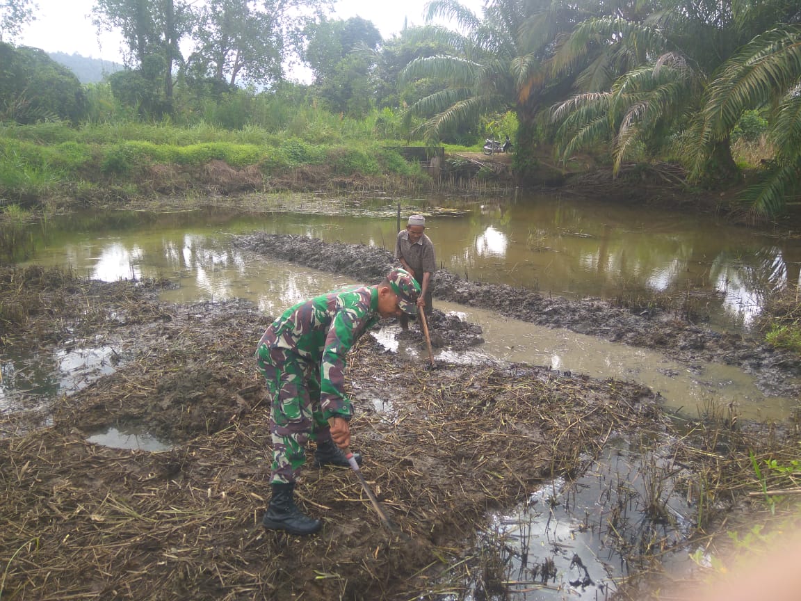 Serka Nazaruddin Bantu Warga Perbaiki Kolam Ikan
