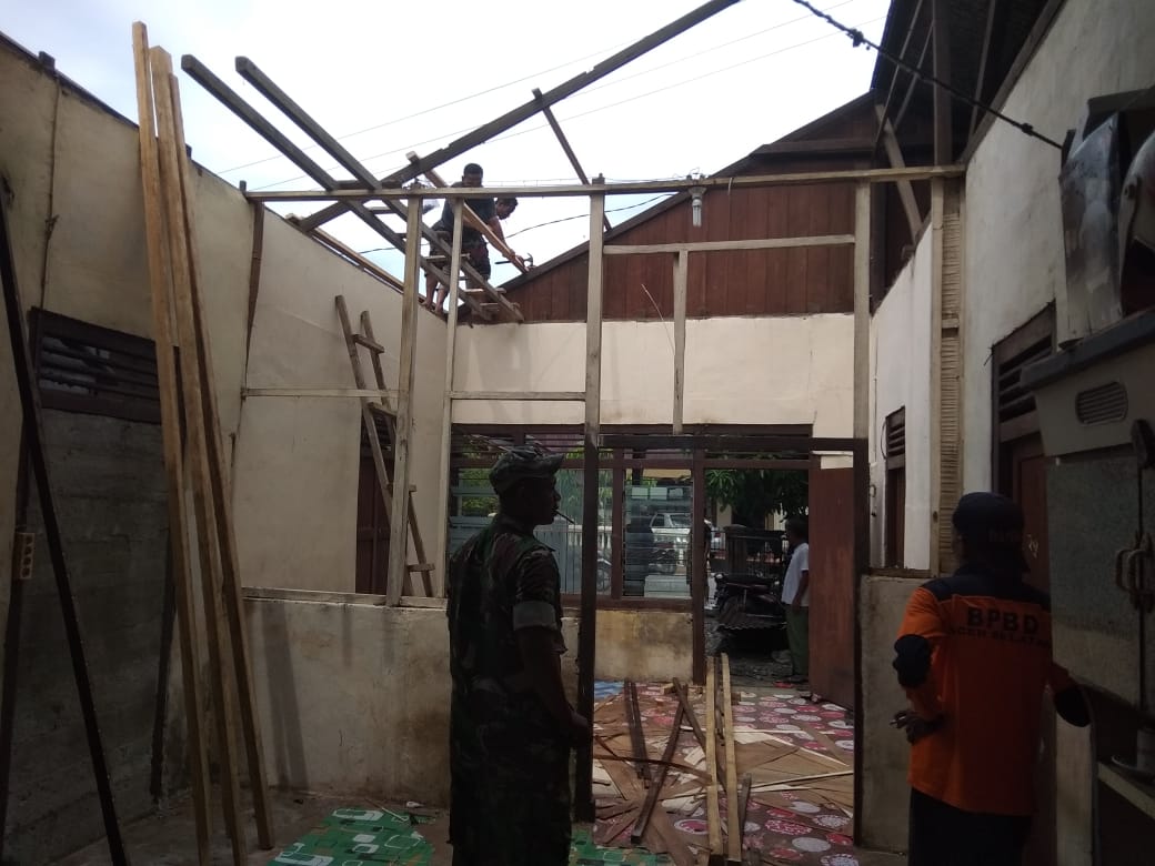 Anggota  Koramil 02 Bantu Bersihkan Rumah Warga  yang Terkena Bencana Angin Puting Beliung