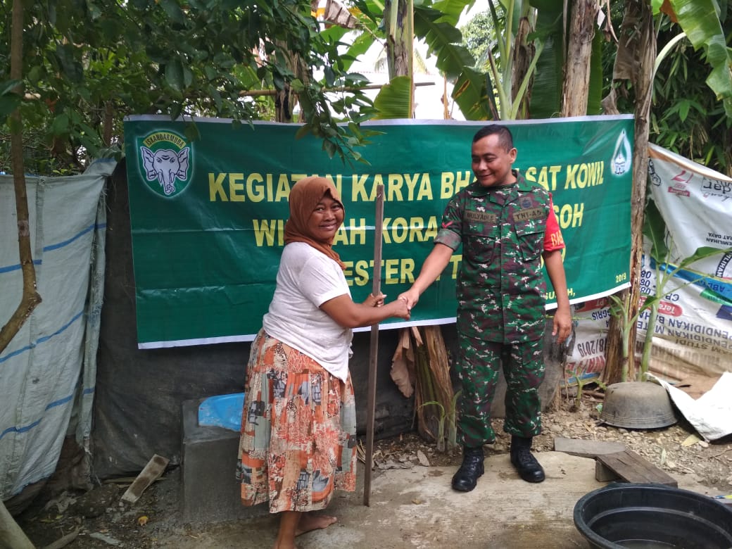 Wujudkan Pola Hidup Sehat, Babinsa Koramil 04/Susoh Serah Terimakan Bantuan Jamban