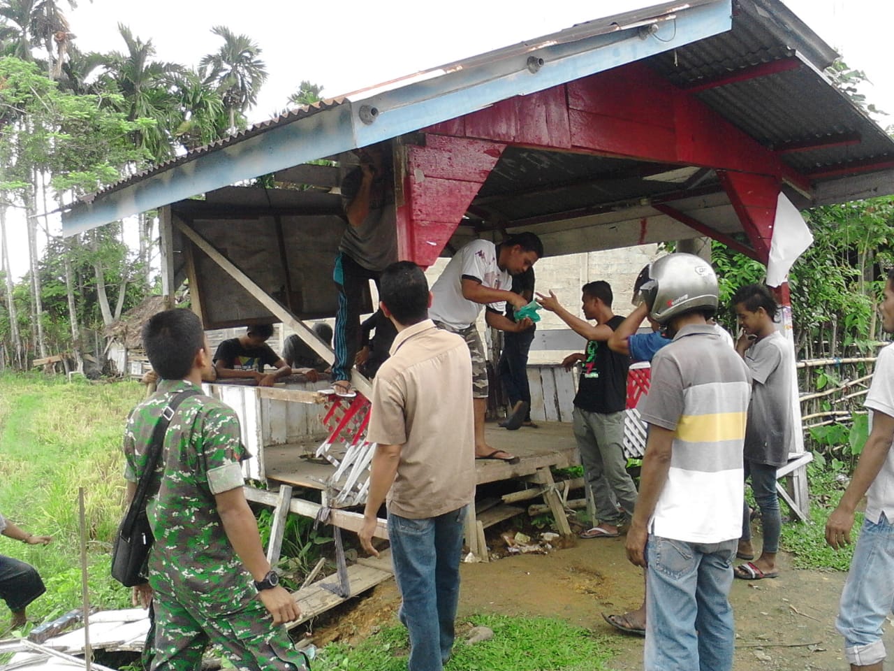 Ciptakan Keamanan dan Ketertiban Desa, Babinsa dan Masyarakat Bersinergi Mendirikan Pos Kamling