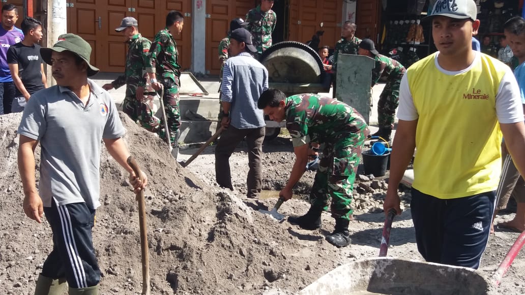 Kebersaman TNI-Masyarakat Gotong Royong Cor Jalan Raya