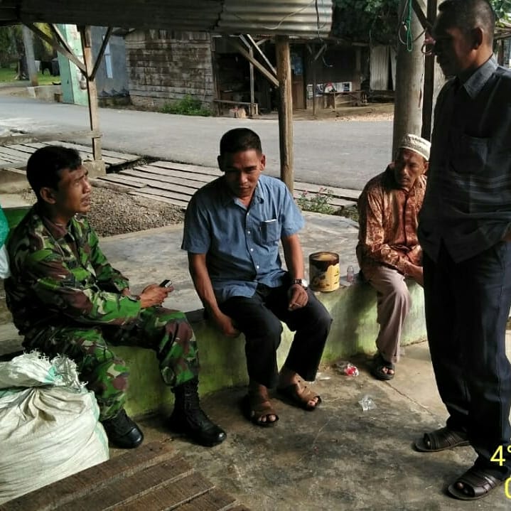 Manfaatkan Momen Lebaran, Babinsa Kodim 0117/Atam Melaksanakan Kegiatan Komsos