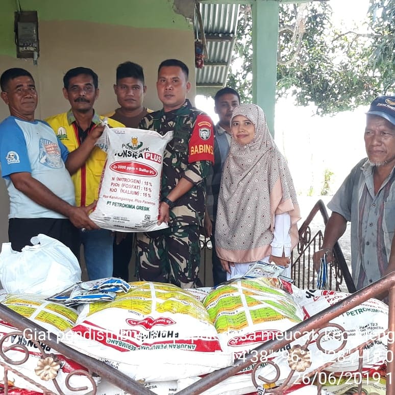 Babinsa Koramil Tringgadeng Kawal Pendistribusian Pupuk