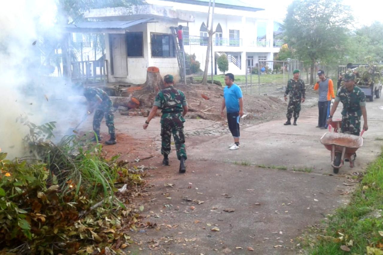 Personel Koramil 17/Jantho Bersama Masyarakat Bersihkan Jalan Protokol Desa