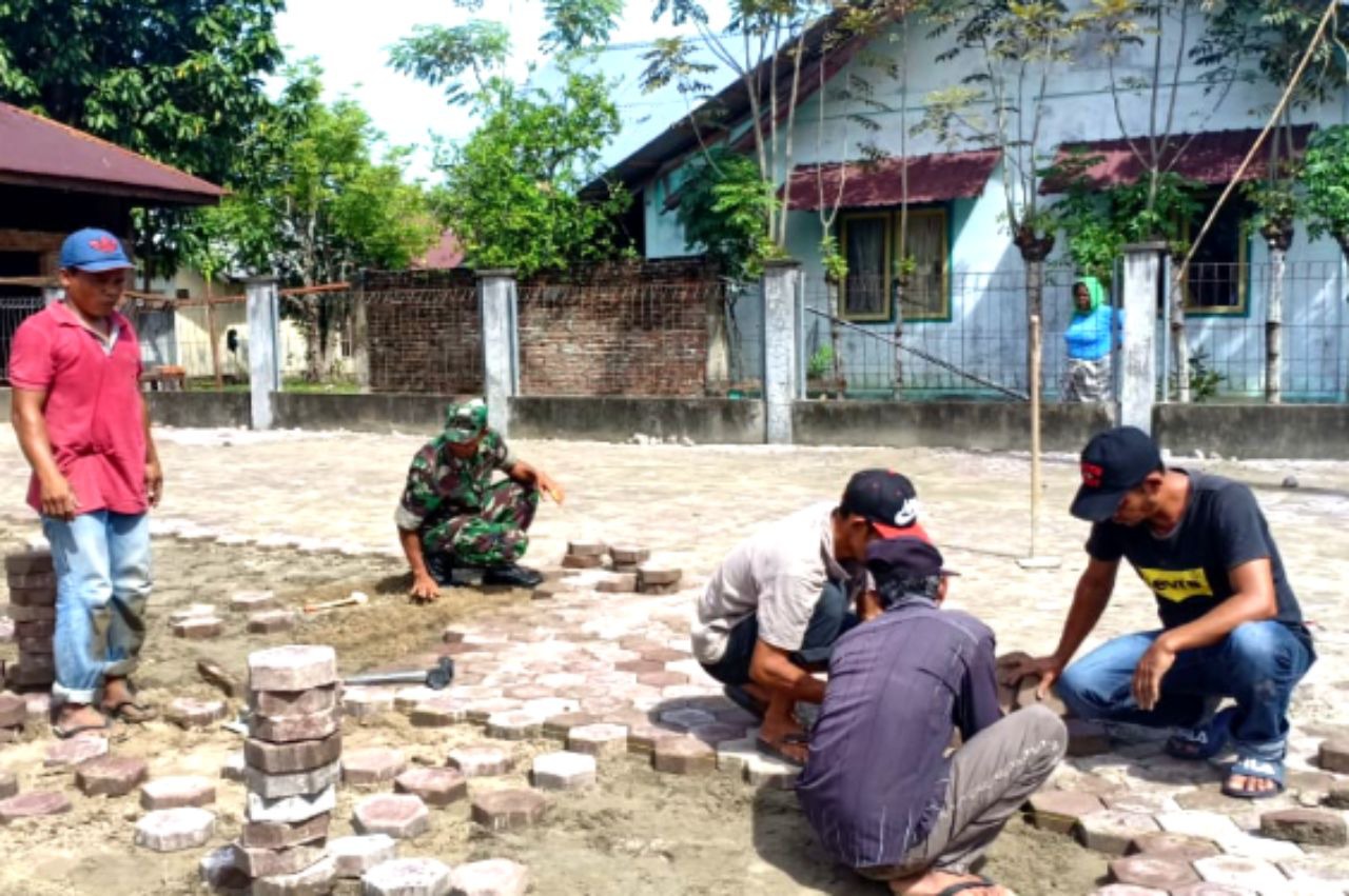 Babinsa Bersama Masyarakat Binaan Lestarikan Sarana Ibadah di Desa