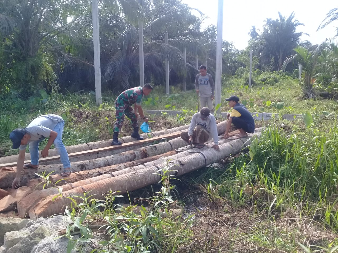 Permudah Akses, Babinsa Muara Batu-batu Gotong-Royong Bersama Warga