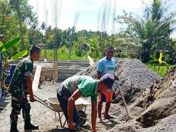 Babinsa Koramil 03/Kaway XVI Membantu Warganya Menimbun Pondasi Rumah