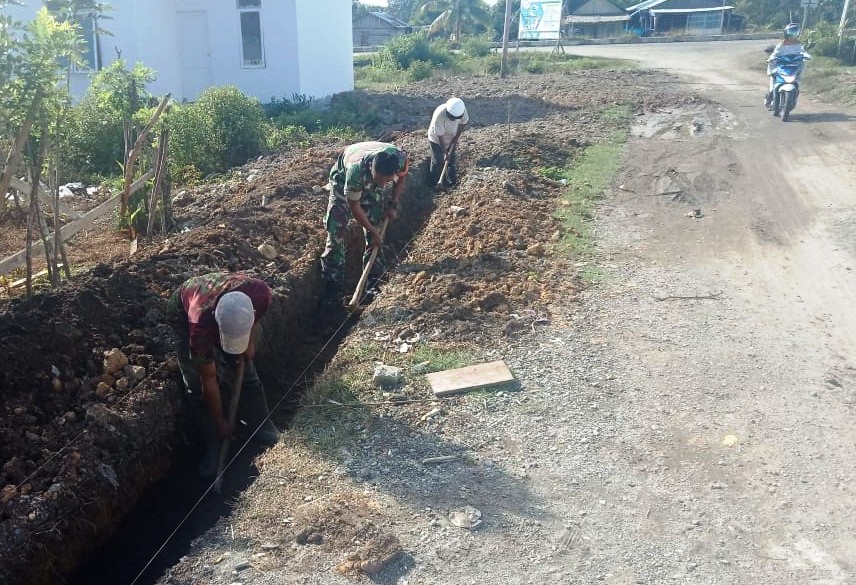 Babinsa Koramil 04/Meurebo Bersama Warga Gotroy Buat Parit