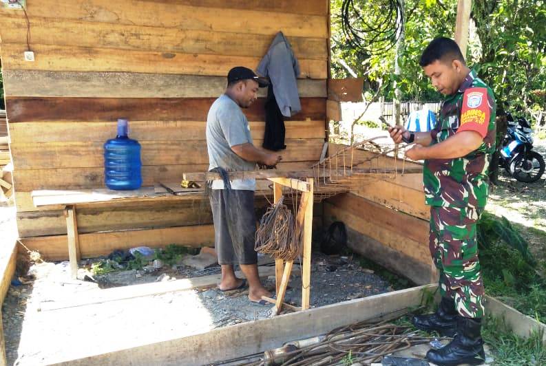 Babinsa Bantu Bangun Rumah Masyarakat di Desa Binaanya