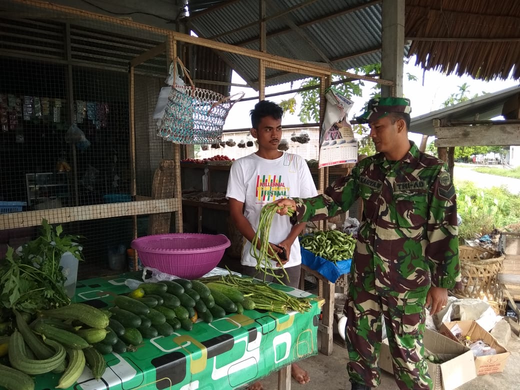 Babinsa Koramil Seunagan Cek Harga Sembako di Pasar Tradisional