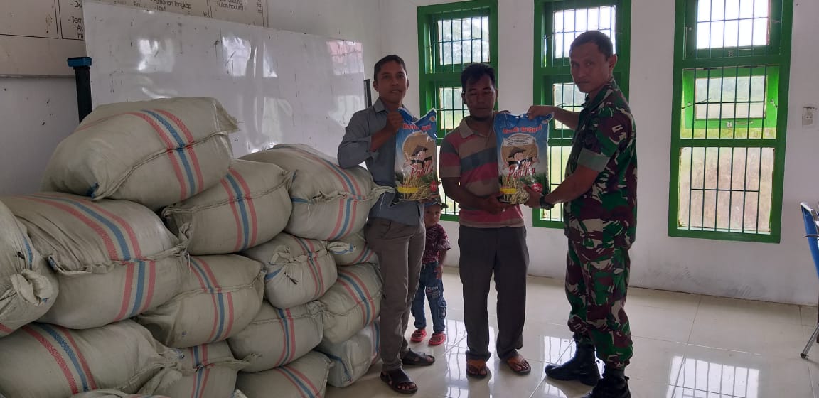 Babinsa Bantu Serahkan Bibit Padi Satu Ton Kepada Petani