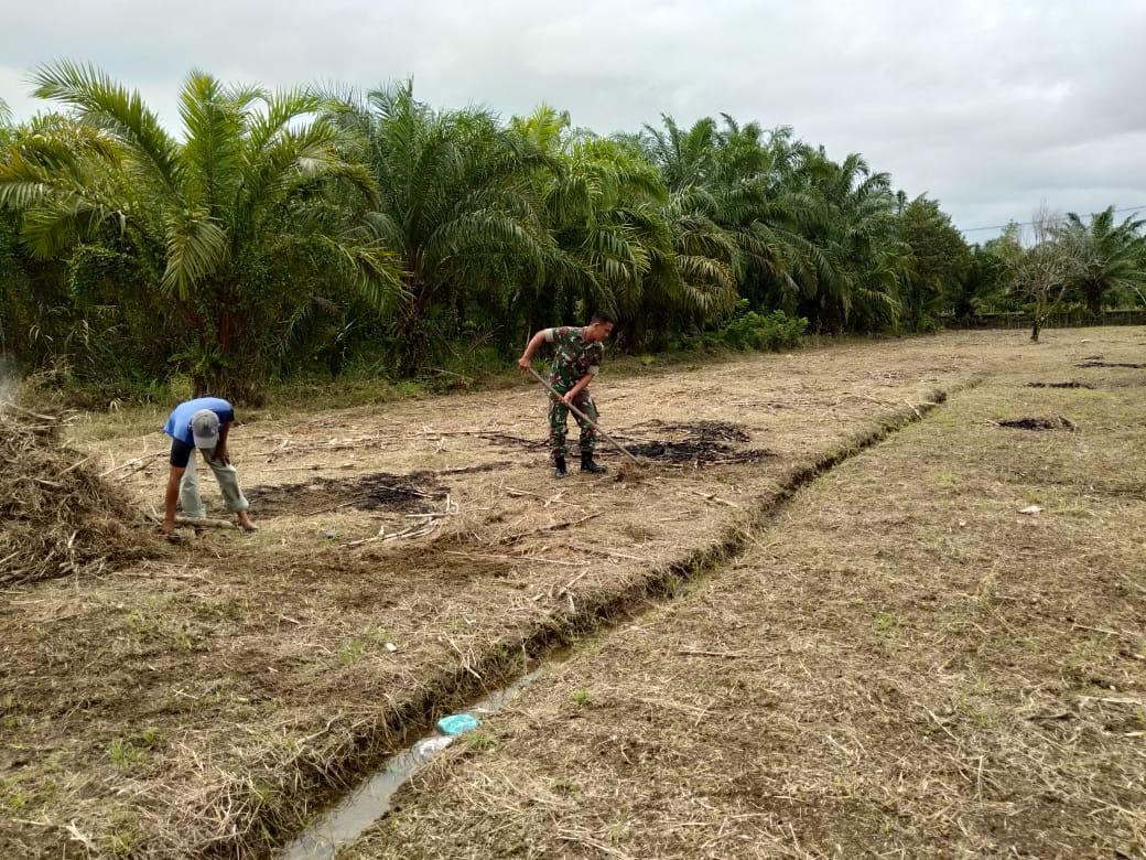 Serda Hasan Bantu Petani Bersihkan Lahan
