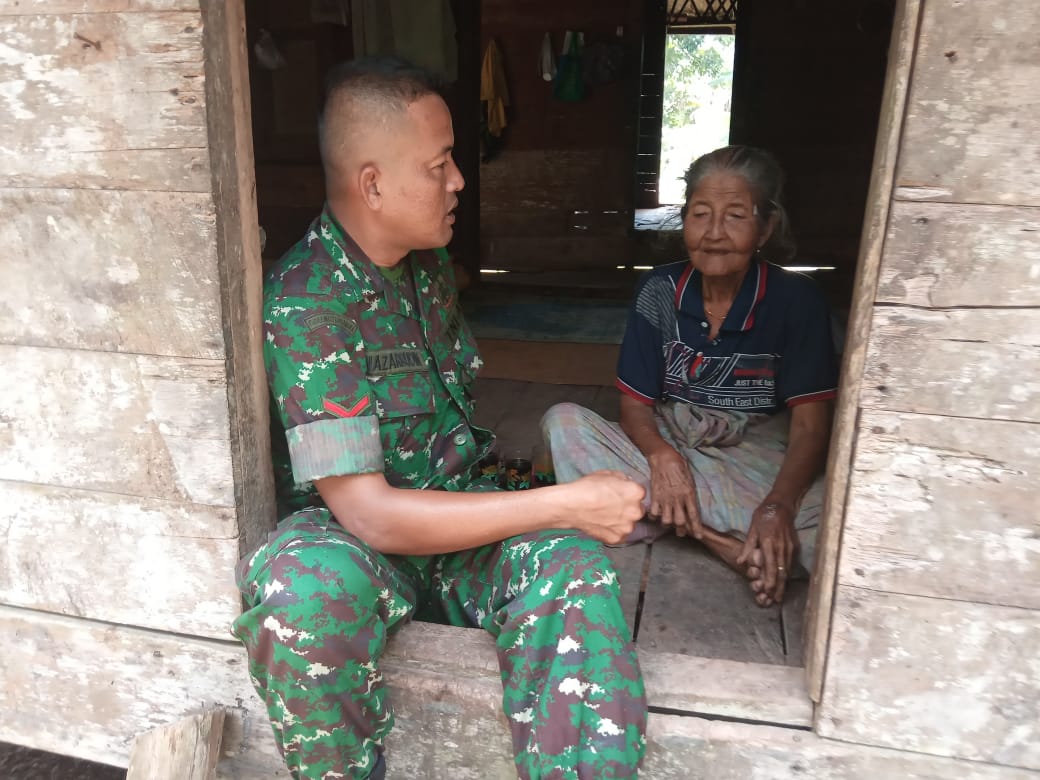 Wujudkan Kepedulian Kepada Lansia, Babinsa Posramil Tadu Raya Berkunjung ke Warga Binaanya